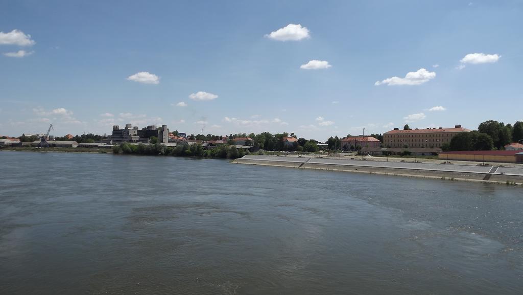 Apartments Osijek By The River Exterior foto